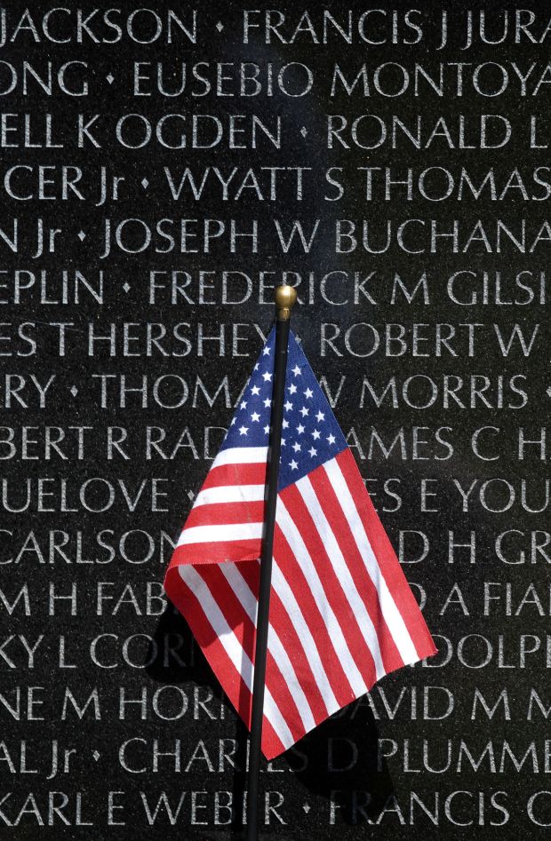 american_flag_at_vietnam_veterans_memorial_2010-05-04